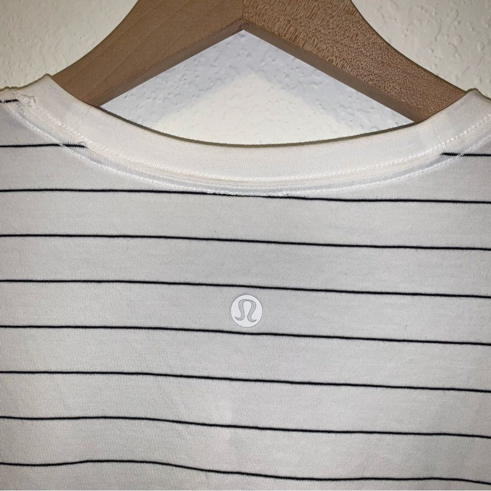 Lululemon Love Crewneck Curved Hem Striped T Shirt size 6 - Picture 7 of 7